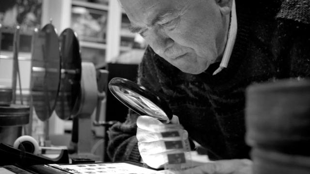 Juan Mariné, analizando algunos fotogramas. Foto: Wenceslao Scyzoryk