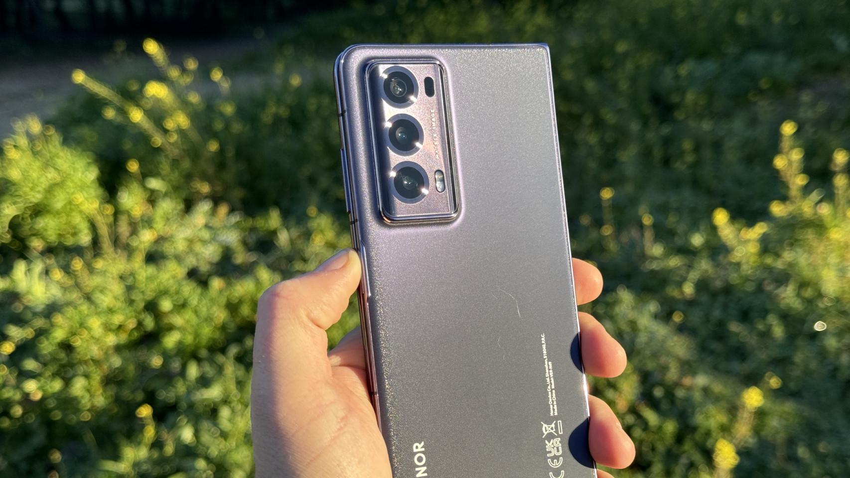HONOR Magic V2