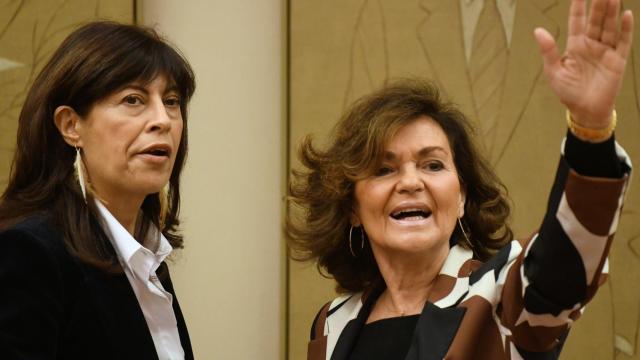 La ministra de Igualdad, Ana Redondo, junto a Carmen Calvo, este jueves en la Comisión de Igualdad del Congreso.