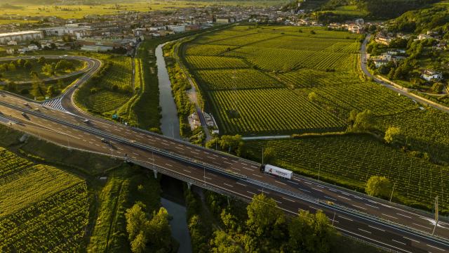Así es la autopista del futuro, según Abertis: una movilidad inteligente, conectada y sostenible