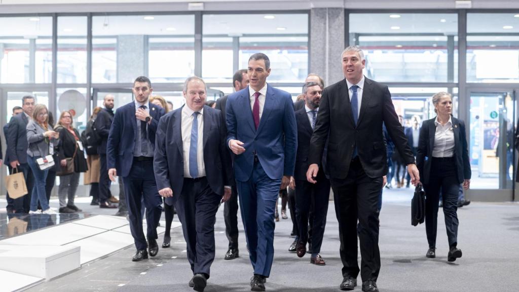 Sánchez a su llegada a Fitur junto al ministro de Turismo, Jordi Hereu