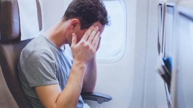 Un hombre desesperado en un avión