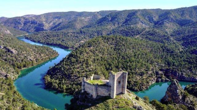 Conoce cuál es el castillo cerca de Madrid rodeado de bosques y con unas vistas panorámicas.