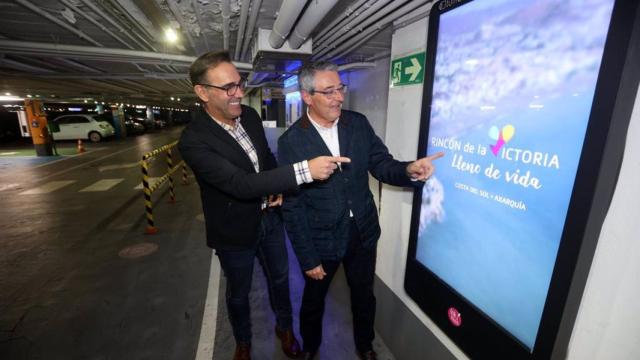 Antonio José Martín y Francisco Salado en uno de los parkings mostrando el vídeo.