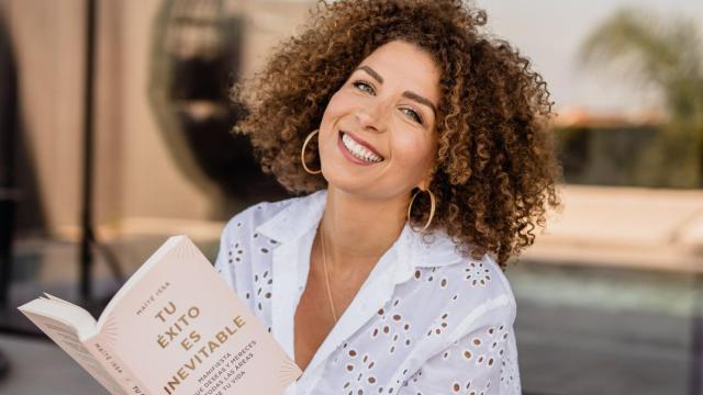 La escritora y 'coach' posa con su libro.