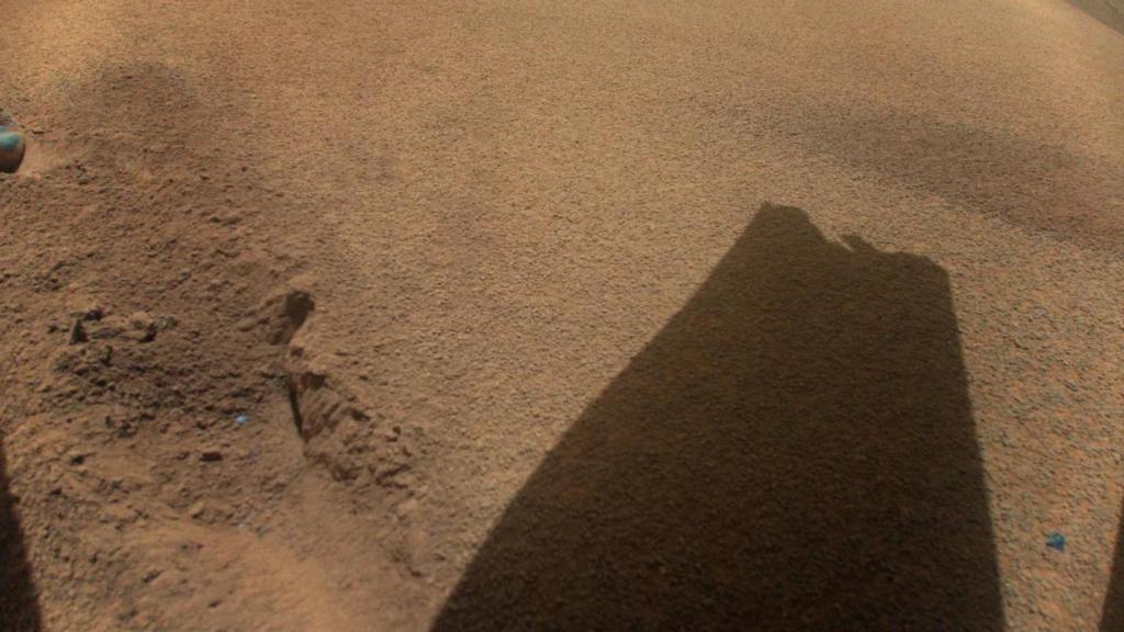 Ingenuity ha fotografiado la sombra de su aspa rota