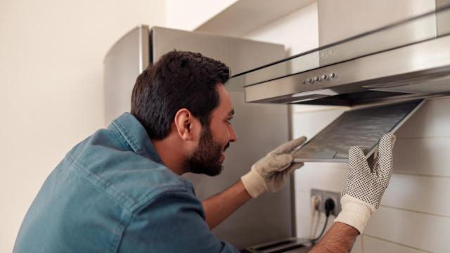 Adiós a la campana de la cocina: el ingenioso invento que no exige tanta limpieza y es tendencia en España
