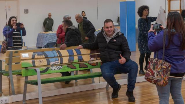 Bergondo (A Coruña) convierte nueve bancos en un mensaje de justicia social