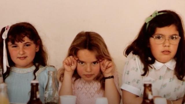 Pilar Alegría, en el centro de la imagen, en una foto de pequeña.