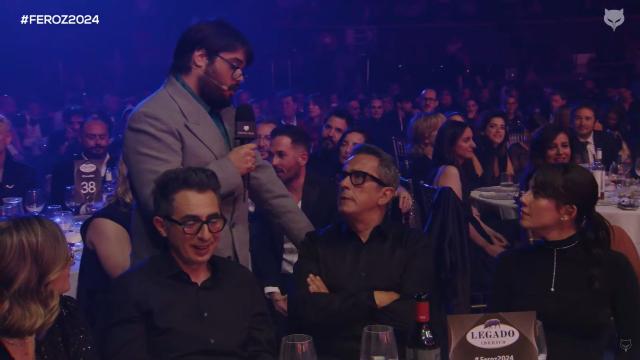 Brays Efe con Andreu Buenafuente en los Premios Feroz 2024.