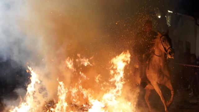 En la víspera de San Antón, la localidad abulense de San Bartolomé de Pinares vive la tradicional celebración de las Luminarias.