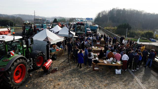 Los agricultores franceses bloquean la autopista A63.