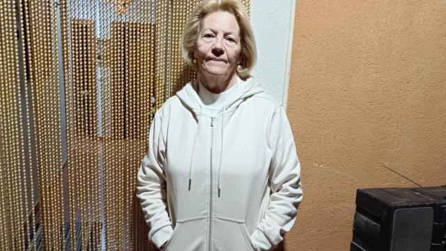María Loreto Fernández en la entrada de su casa.