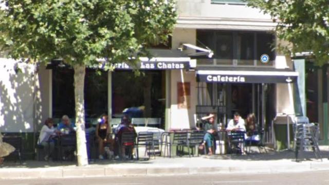 Chocolatería Las Chatas, en la Cistérniga, con la terraza llena en verano