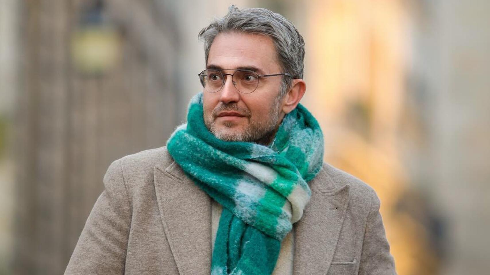 Imágenes del día: Máximo Huerta celebra sus 53 años con una gran cena con amigos y desvela el original mensaje de su tarta