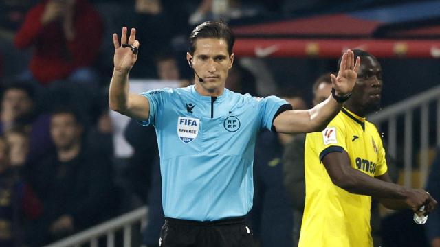 Munuera Montero indica que no hay penalti en la mano de Comesaña.