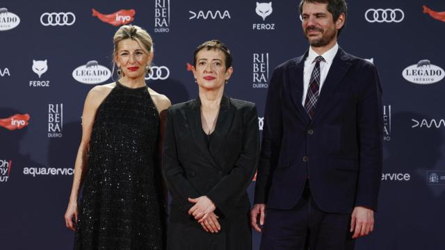 Yolanda Díaz (i), María Guerra, presidenta de la Asociación de Informadores de Cine de España (AICE), y el ministro de cultura, Ernest Urtasun en la alfombra roja de los Premios Feroz / Foto: EFE/ Mariscal