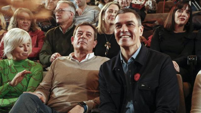 José Ramón Gómez Besteiro (i) junto a Pedro Sánchez en un acto del PSOE en Lugo