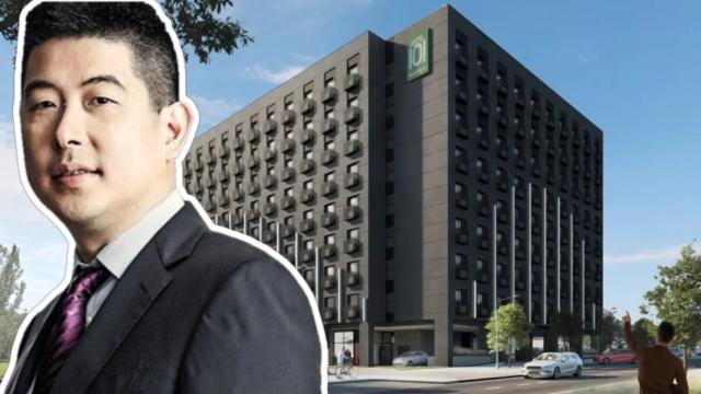 Montaje de Injap Sia, el magnate filipino, con la recreación de su  hotel junto a la F1 de Madrid.