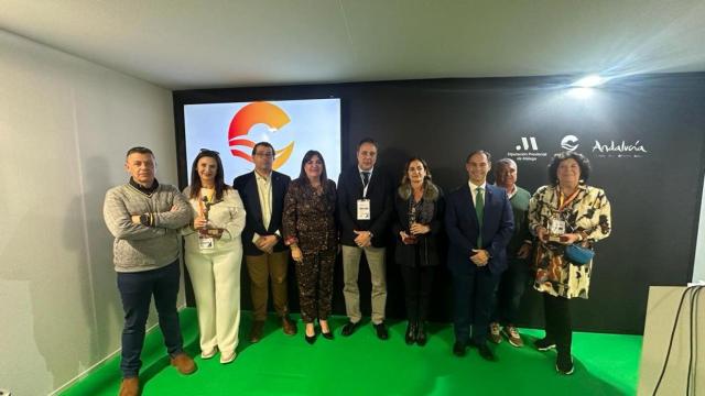 El alcalde de Benalmádena, junto a otros representantes, en Fitur.