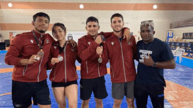 Estudiantes de la Universidad de Sevilla en una competición.