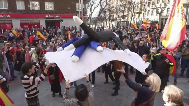 Decenas de personas se concentran en Ferraz y mantean muñecos de Sánchez y Puigdemont
