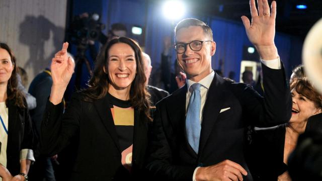 El candidato presidencial de la Coalición Nacional, Alexander Stubb, y su esposa Suzanne Innes-Stubb.
