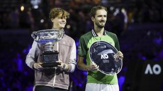 Jannik Sinner posa con el trofeo de ganador junto a Daniil Medvedev.