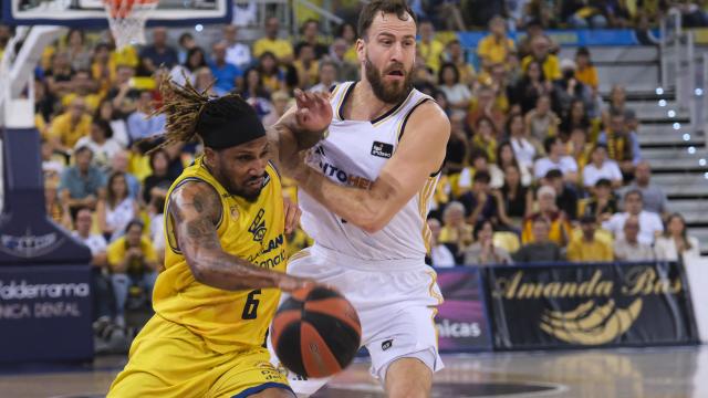 Andrew Albicy (i) y Sergio Rodríguez (d), jugadores del Dreamland Gran Canaria y del Real Madrid, durante el partido.