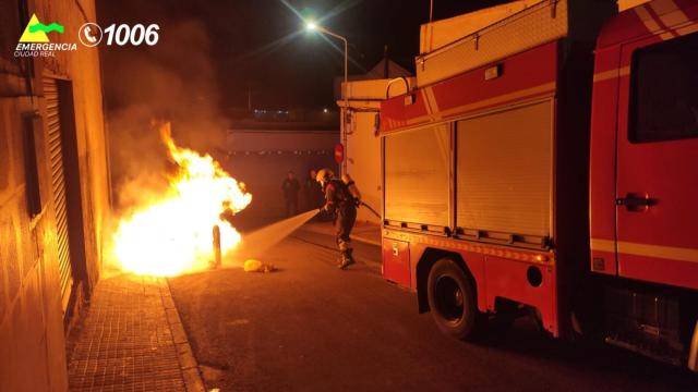 Un contenedor ardiendo en Puertollano. Foto: SCIS Ciudad Real.