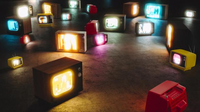 Imagen de archivo de televisores encendidos. Recuperada de iStock