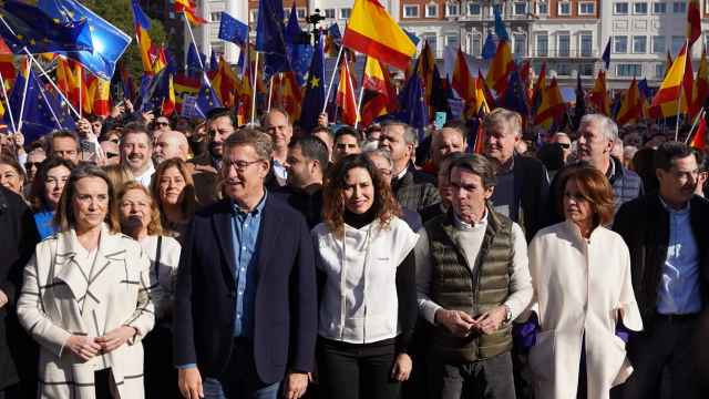 Alberto Núñez Feijóo junto a varios líderes del PP en una manifestación convocada por el PP, a 28 de enero.