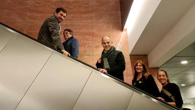 Carles Puigdemont, con su equipo de confianza al frente de Junts, Toni Comín, Jordi Turull, Laura Borràs y Míriam Nogueras.