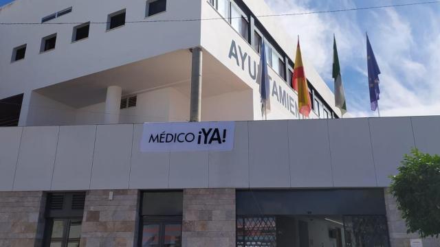 Un ayuntamiento de un pueblo español luce un cartel de protesta por la eliminación de un equipo de urgencias sanitarias.