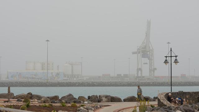 La calima visible en el Puerto del Rosario, en Fuerteventura, Canarias.