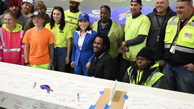 Almuerzo de agradecimiento a los trabajadores celebrado en el nuevo estadio de los Buffalo Bills para marcar el comienzo de la estructura de acero.