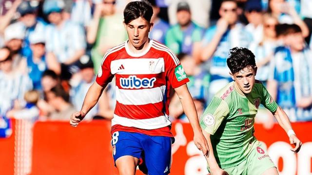 El Málaga CF firma una victoria obligatoria en la fiesta blanquiazul en Granada (0-2)