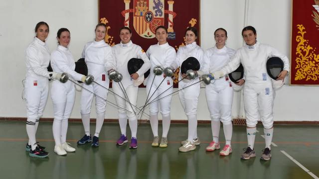 Leonor de Borbón, con su vestimenta de esgrima, cruza la espada con sus compañeras.