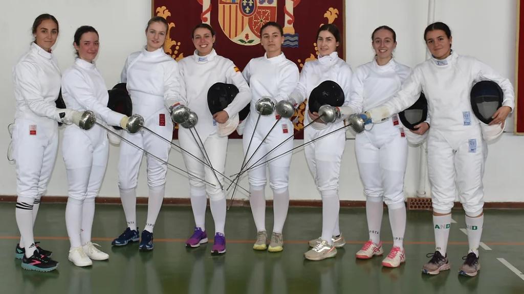 Leonor de Borbón, con su vestimenta de esgrima, cruza la espada con sus compañeras.