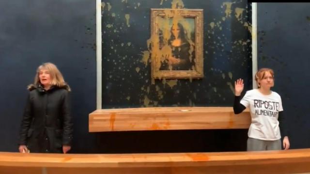 Dos activistas climáticos lanzan sopa sobre el cuadro de 'La Gioconda'