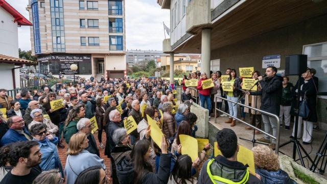 Concentración de vecinos de Meta frente a la Casa do Mar