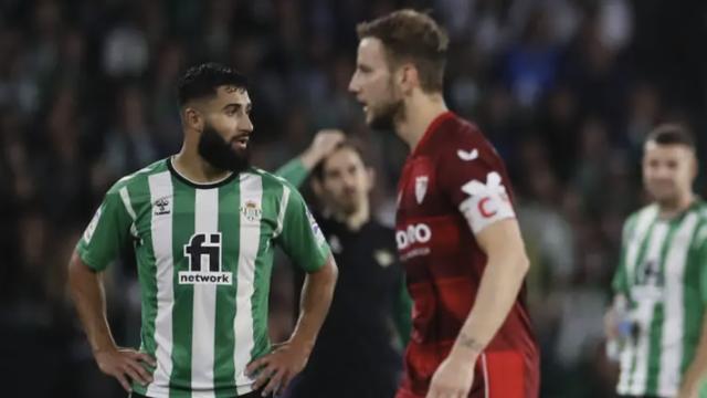 Fekir y Rakitic, durante un derbi entre Betis y Sevilla