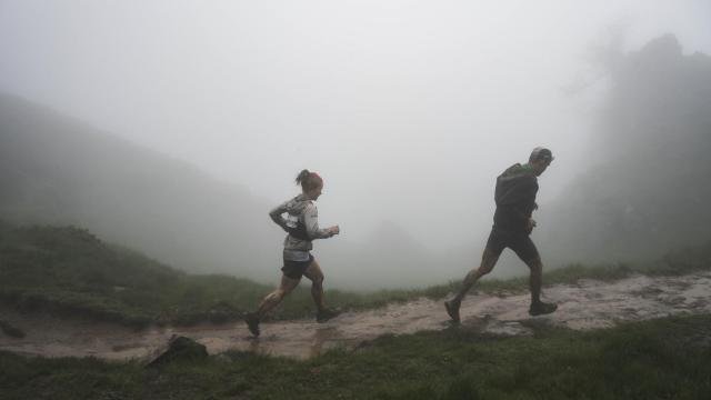 Una mujer y un hombre durante una carrera de montaña.