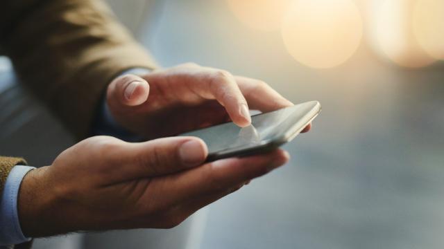 ¿Tienes un SMS de la Agencia Tributaria para devolverte dinero? Cuidado con esta estafa masiva en España