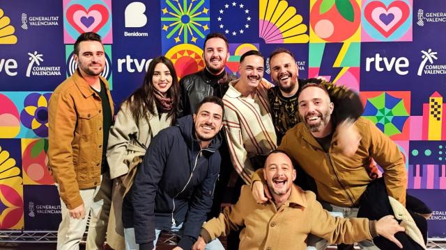 Iván (primero, izq.), junto con sus amigos en el photocall del Benidorm Fest 2023.