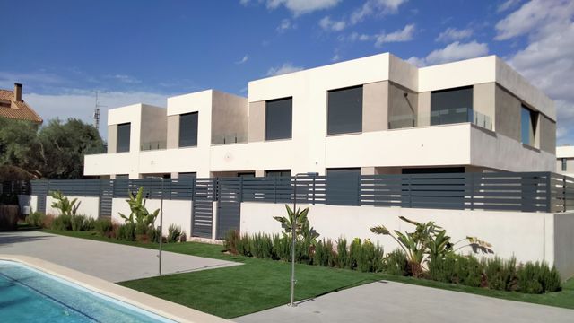 La piscina comunitaria del residencial en Sant Joan d'Alacant.