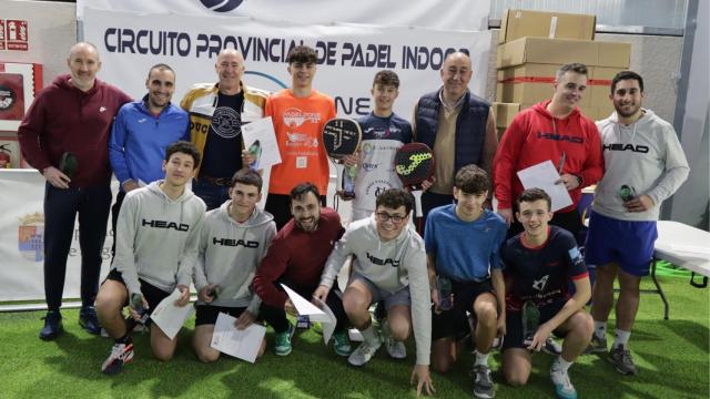 Entrega de premios en la primera jornada del circuito masculino del Circuito Provincial de Pádel Indoor