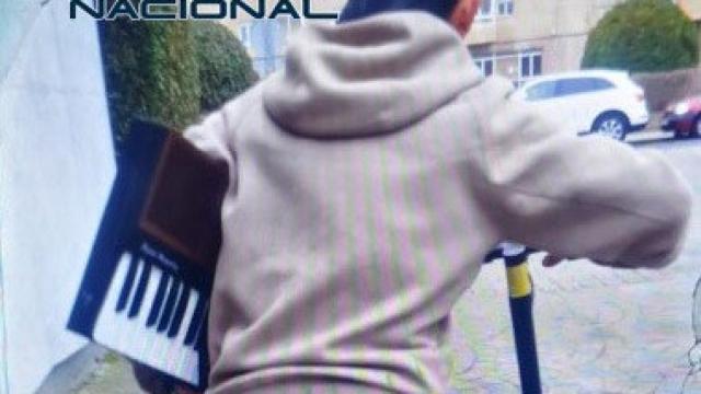 Huida del hombre en patinete en una foto captada por la feligresa