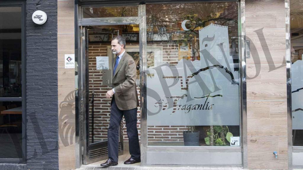 El Rey saliendo de la taberna andaluza donde celebró su 52 cumpleaños.