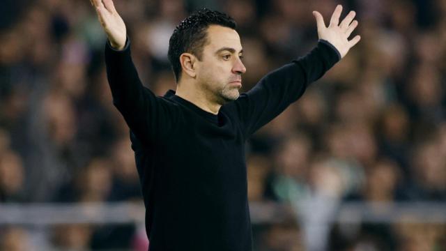 Xavi Hernández realiza un gesto a sus jugadores durante un partido del FC Barcelona.